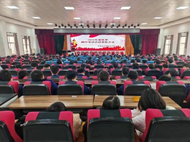 ƽ�����е�ְҵѧУ�����б�������ˣ�ʦ��Я���׸�������չ����